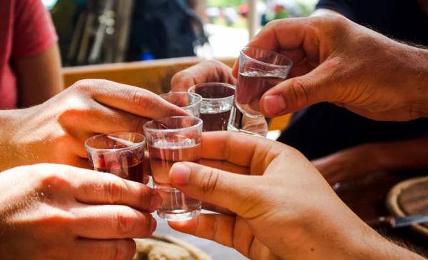 同桌的写人作文600字，同桌的人物描写200字（江西一男子应邀参加聚会喝醉致死）