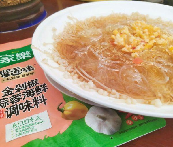 蒜蓉粉丝金针菇，蒜蓉粉丝金针菇虾的做法是什么（剁椒蒜蓉粉丝金针菇这样吃）