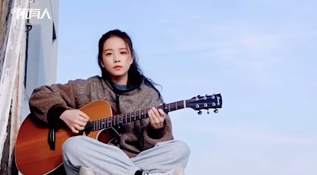 动漫女头!吉他，微信头像，动漫女头!吉他（清华虚拟学生华智冰弹唱是真人AI换脸）