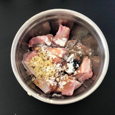 蒜香烤排骨详细做法，方便简单家常菜蒜香烤排骨