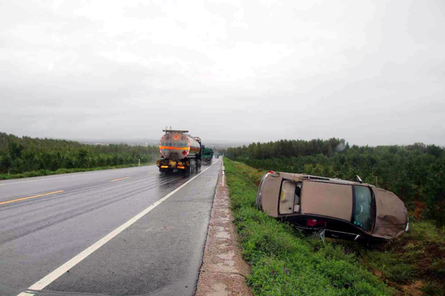 安全带使用规范标准，安全带标准（请规范系好安全带）