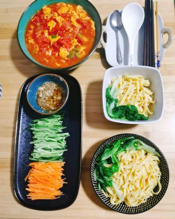 手擀面条的做法步骤，简单手擀面条（大厨原来这么好当）