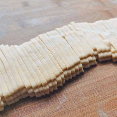 手擀面条的做法步骤，简单手擀面条（大厨原来这么好当）