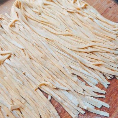 手擀面条的做法步骤，简单手擀面条（大厨原来这么好当）