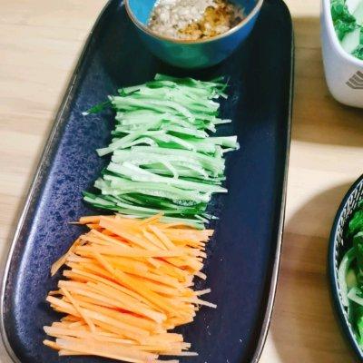 手擀面条的做法步骤，简单手擀面条（大厨原来这么好当）