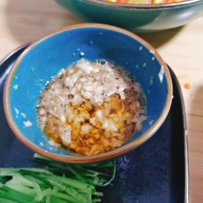 手擀面条的做法步骤，简单手擀面条（大厨原来这么好当）