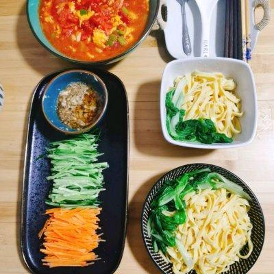 手擀面条的做法步骤，简单手擀面条（大厨原来这么好当）