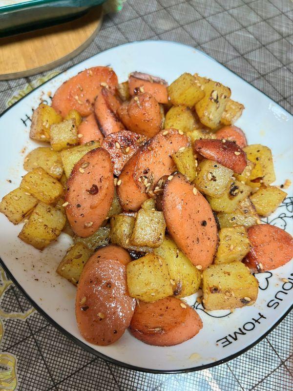 怎样做孜然火腿肠呢，有了这盘香辣孜然火腿肠