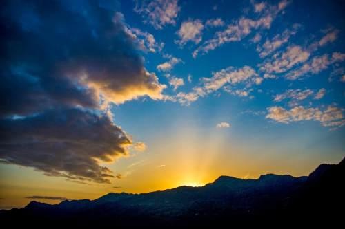 陪你一起看日出，有关陪你看日出的情话（有关陪你看日出的情话短句）