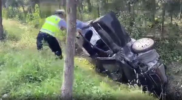 手机屏幕自己乱点失控，屏幕自己乱点失控怎么回事（轿车失控掉沟里……）