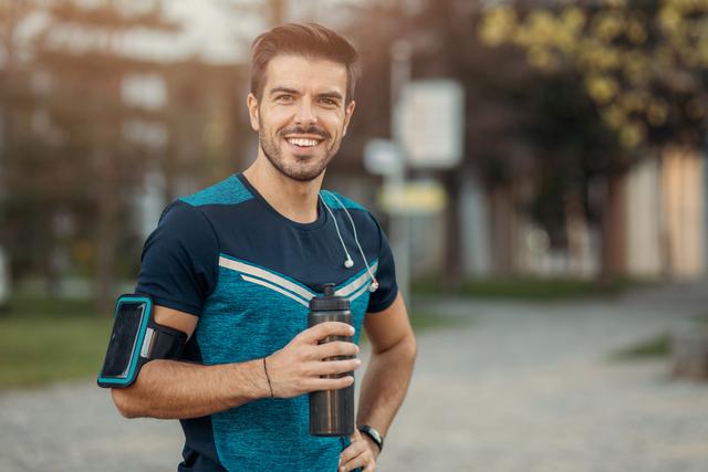 椰子水是淡黄透明的是不是坏了，椰子汁发黄是坏了吗（矿泉水+功能饮料）