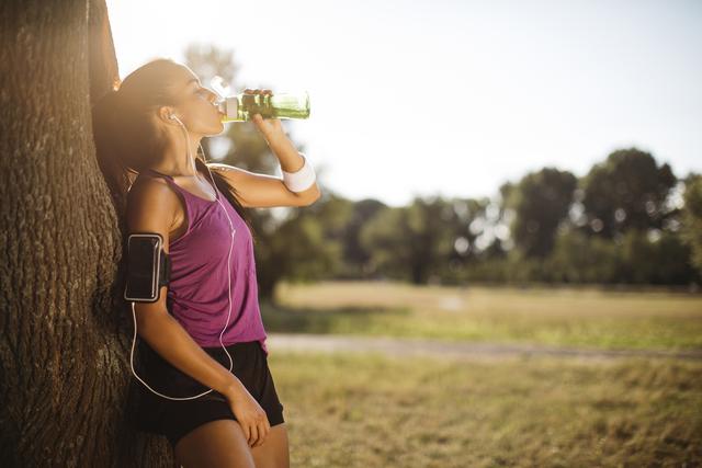 椰子水是淡黄透明的是不是坏了，椰子汁发黄是坏了吗（矿泉水+功能饮料）