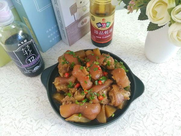 猪蹄炖什么好吃，猪蹄炖什么好吃又营养又养胃（吃猪蹄焖萝卜就对啦）