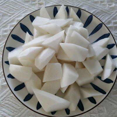 猪蹄炖什么好吃，猪蹄炖什么好吃又营养又养胃（吃猪蹄焖萝卜就对啦）