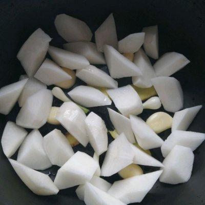 猪蹄炖什么好吃，猪蹄炖什么好吃又营养又养胃（吃猪蹄焖萝卜就对啦）