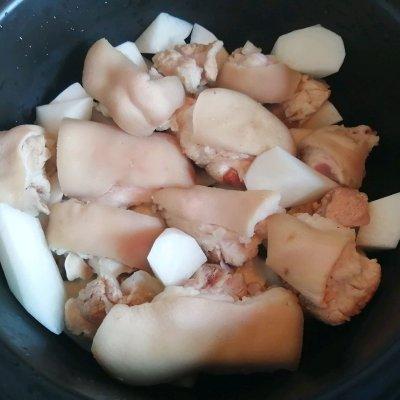 猪蹄炖什么好吃，猪蹄炖什么好吃又营养又养胃（吃猪蹄焖萝卜就对啦）