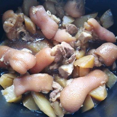 猪蹄炖什么好吃，猪蹄炖什么好吃又营养又养胃（吃猪蹄焖萝卜就对啦）