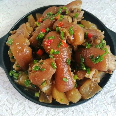 猪蹄炖什么好吃，猪蹄炖什么好吃又营养又养胃（吃猪蹄焖萝卜就对啦）