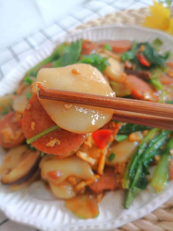 年糕怎么炒好吃，鸡蛋炒年糕怎么炒好吃（年糕这样炒太香了，一盘不够吃）