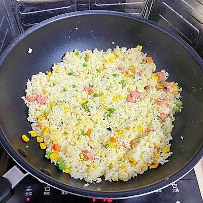 火腿炒饭的做法,火腿蛋炒饭的做法步骤(什锦炒饭—胡萝卜玉米青豆粒