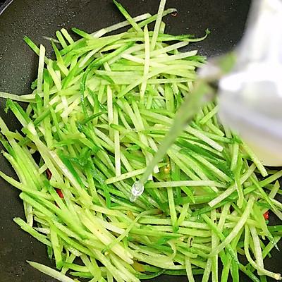 萝卜丝怎么炒好吃，素炒萝卜丝怎么炒好吃（用这道炒萝卜丝征服家人的味蕾吧）