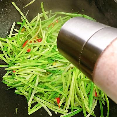 萝卜丝怎么炒好吃，素炒萝卜丝怎么炒好吃（用这道炒萝卜丝征服家人的味蕾吧）