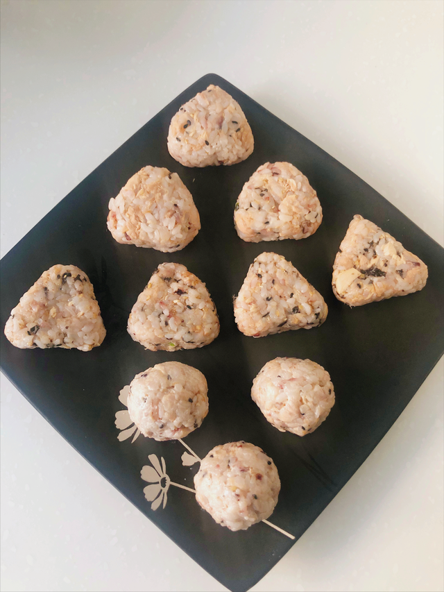 金枪鱼罐头怎么吃，盐浸金枪鱼罐头怎么吃（教你用米饭和金枪鱼罐头做踏青小食）