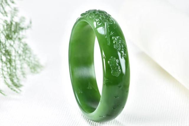 如何挑选碧玉手镯 ，如何挑选碧玉手镯和碧玉知识全解（教你几招和田碧玉手镯好坏选购技巧-简单易懂包教包会）