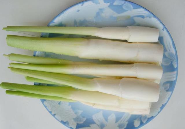 高笋和茭白有什么区别，茭白跟高笋是一种吗（湖南称它“高笋”）