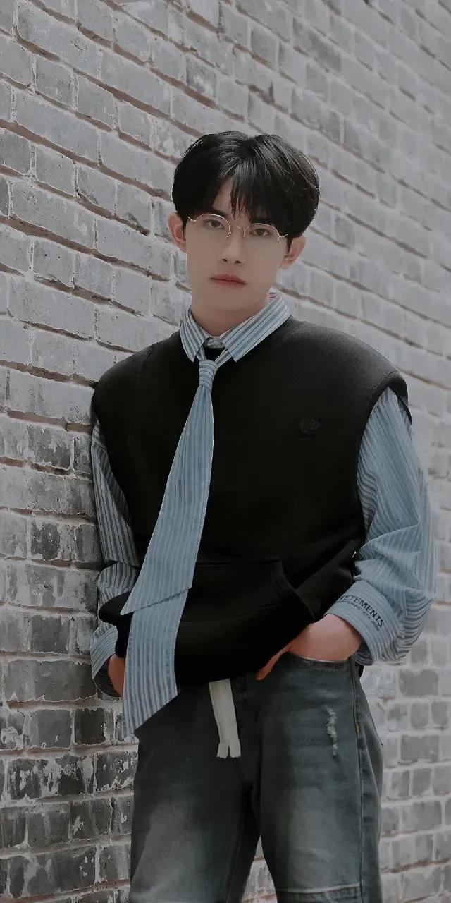 易烊千玺的图片，易烊千玺头像微信（喜欢这个词太肤浅我对你的感觉不止如此）