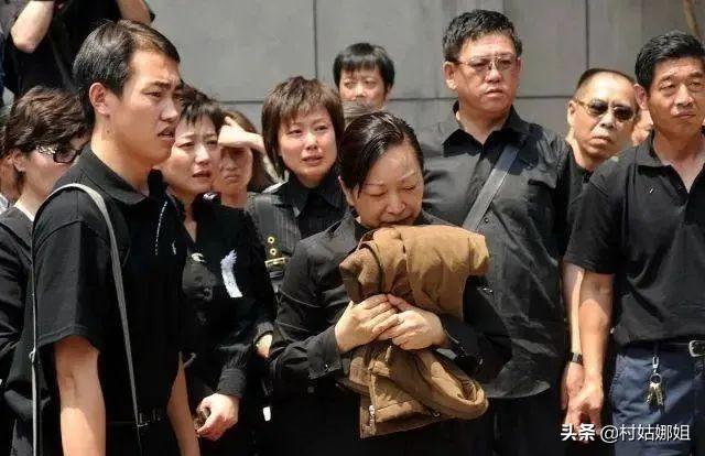 罗京去世讣告，为何墓地却出现怪相