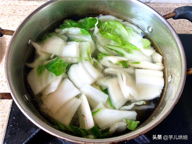 牛皮菜的功效与作用，农村人喂猪的主食蔬菜“牛皮菜”简单烹制成了四川人的美味下饭菜