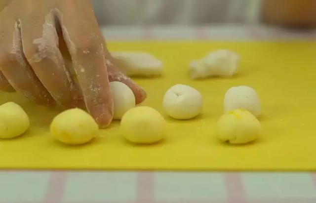 藕粉怎么吃最好吃，藕粉应该怎么吃（藕粉别再冲水喝了）