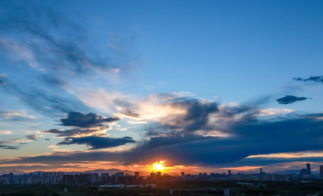 傍晚的彩霞。/，傍晚的彩霞叫什么（油画一般的晚霞又上线啦图片）