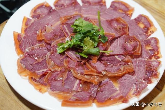 东北特色菜之铁锅炖大鱼，看着土气吃后服气的东北铁锅炖大鱼