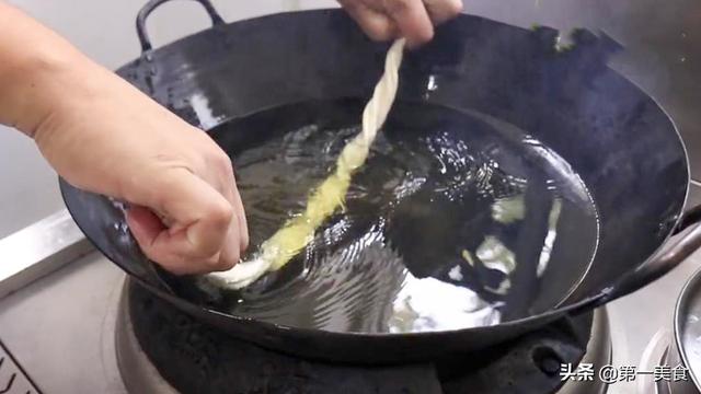 炸油条的做法和配方（早餐师傅商业级炸油条配方和秘诀在这）