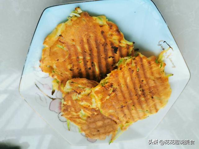 浆糊饼的家常做法，浆糊饼的家常做法视频（教你做西葫芦牛奶小饼）