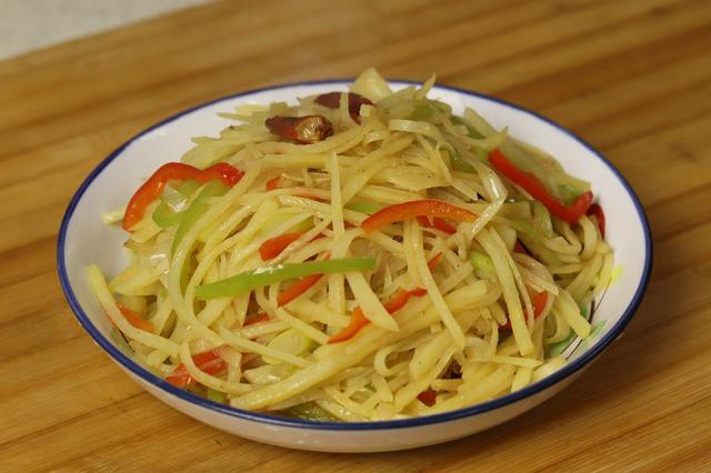 炒土豆丝怎么炒才好吃，土豆丝怎么炒才能又脆又好（大厨教你正确做法）