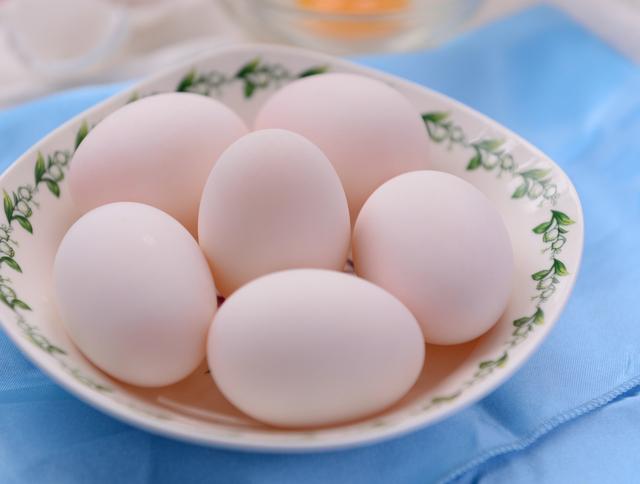 一个鹅蛋的营养等于几个鸡蛋，鹅蛋治心脏供血不足的偏方（一个鹅蛋等于几个鸡蛋）