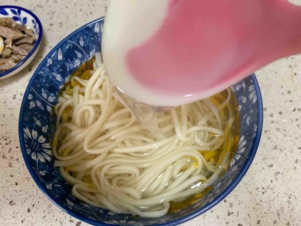 清汤羊肉面的家常做法，老爸说：这样做鲜美又多汁
