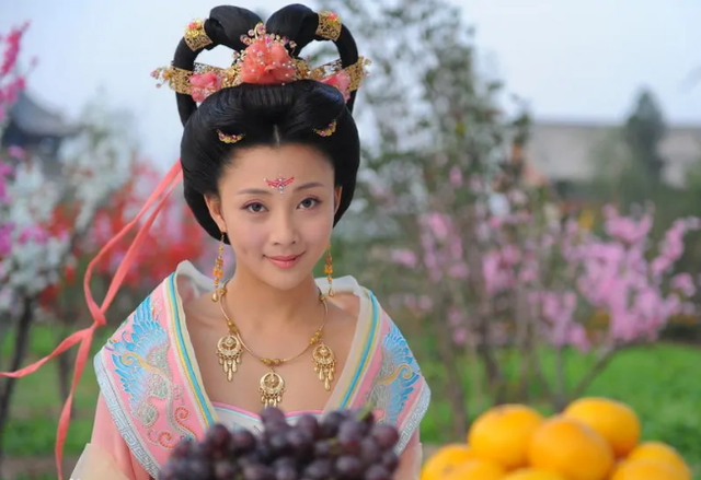 殷桃与文强亲密图片，文强与殷桃（“水蜜桃”殷桃的肆意情事）