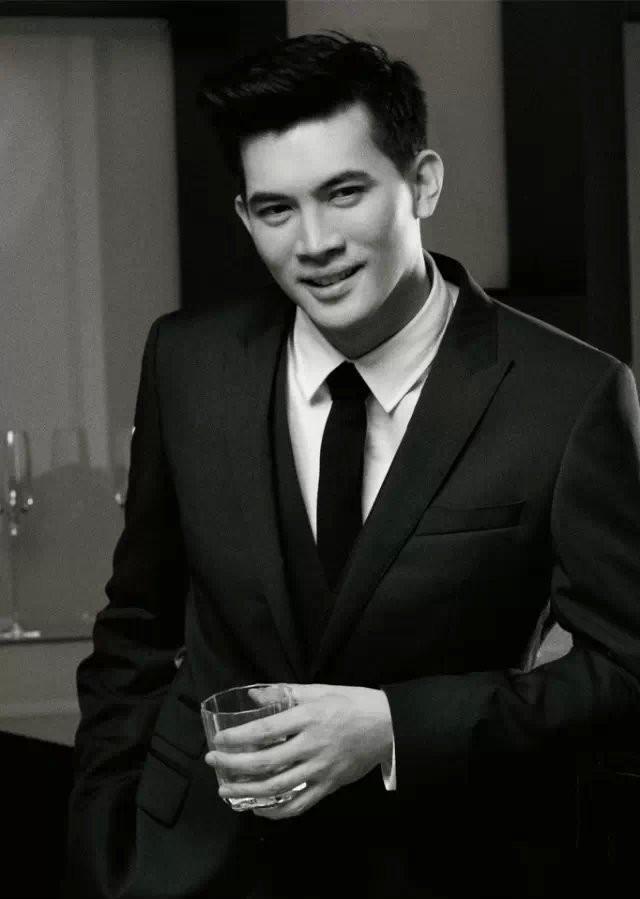 虽然男主(由jes饰演)是一个杀手,但是她却处处保护着女主(由mo饰演).