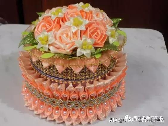 手工小魔盒制作方法，手工小魔盒制作方法步骤（丝带剪一段对折拼一拼）