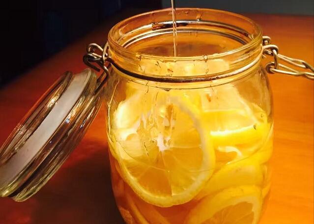 青柠檬用冰糖怎样腌制呢，青柠檬和冰糖腌制方法（蜂蜜和冰糖可以一起腌柠檬吗）