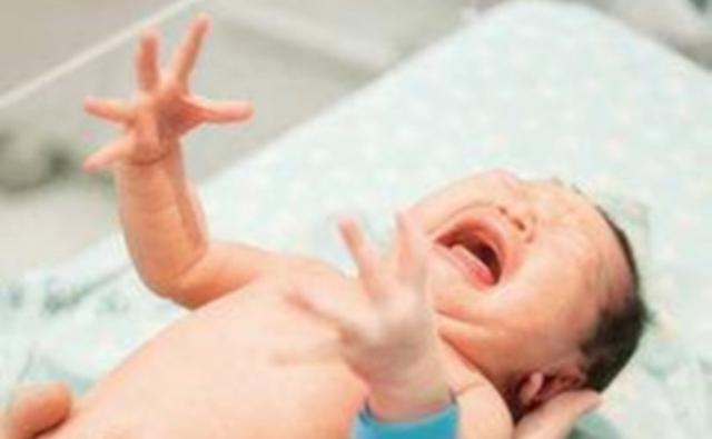 宝宝肢体运动及先天反射动作特点，婴儿的先天性反射动作主要包括哪些（婴儿反射：妈妈们好好看看）