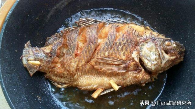 炸鱼怎么不粘锅不掉皮，油炸鱼怎么不粘锅不掉皮（炸鱼小妙招：如何不粘锅不掉皮）