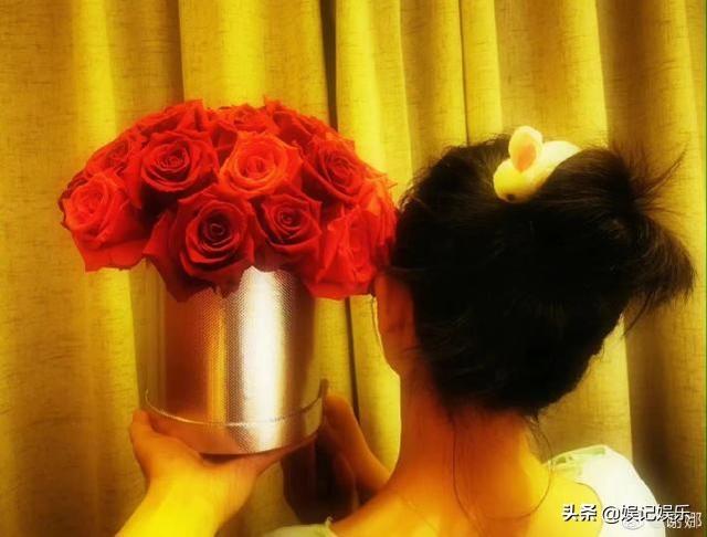 张杰晒出和谢娜合照庆祝结婚十周年，深情表白妻子，小细节超甜