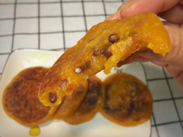 南瓜饼怎么做好吃又简单，发面南瓜饼怎么做好吃又简单（南瓜饼最好吃的做法）