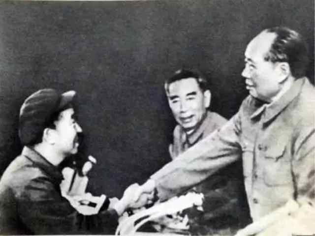 王进喜事迹简介，王进喜的事迹（“铁人”王进喜是国家的“老黄牛”）