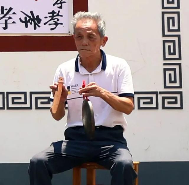 学吹唢呐最快的方法，怎样快速学会吹唢呐（在信丰传了四代人的唢呐）